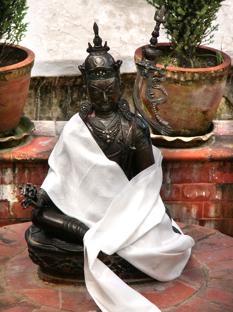 Padmasambhava kuju Boudhanathi stuupa juures Katmandus